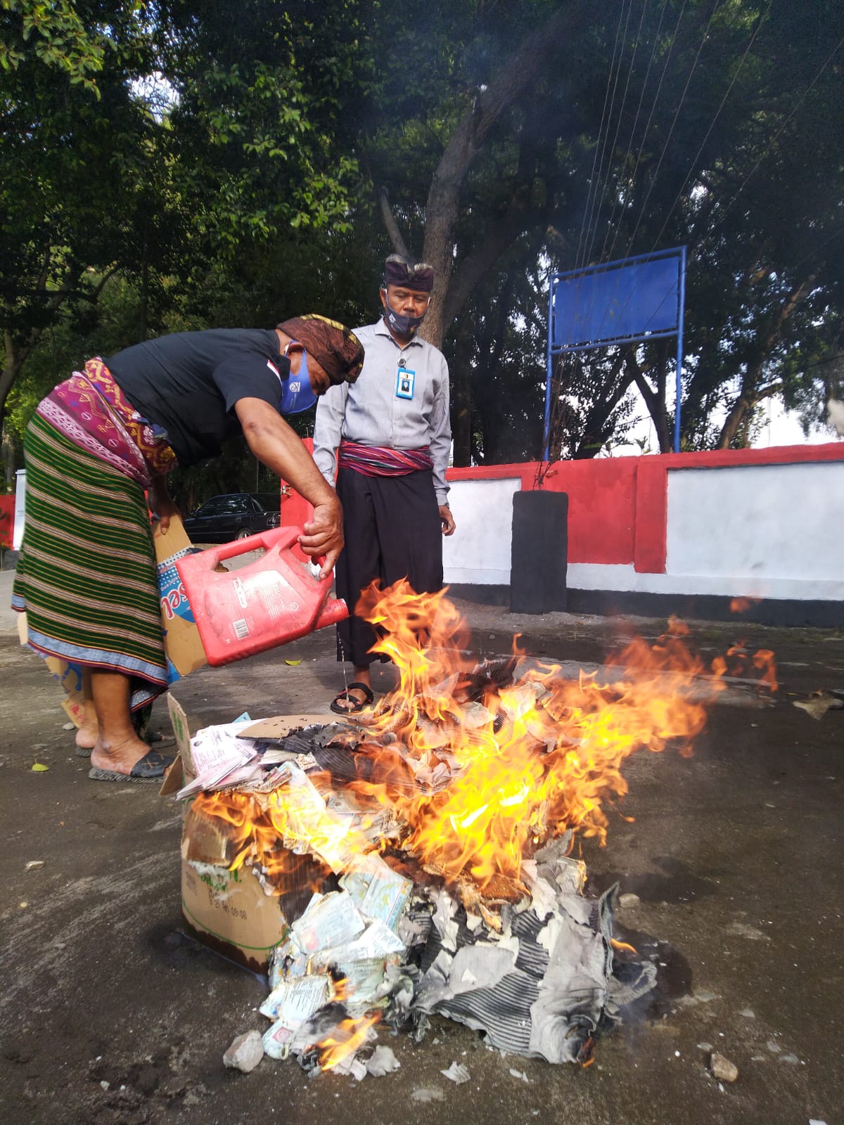 Pemusnahan E-KTP dan KIA Yang Rusak dan Invalid di halaman Kantor Disdukcapil Lombok Timur